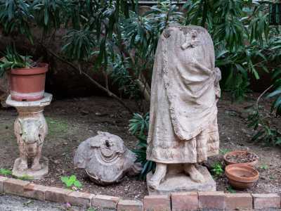 ...e statuette che ritraggono bambini, elefanti e busti tra cui quello dei promessi sposi Renzo e Lucia
